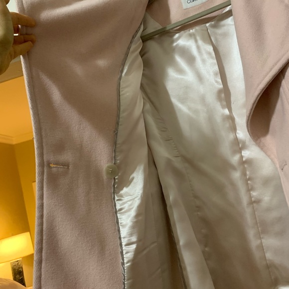 CALVIN KLEIN PINK COAT. BUTTON AND TIE CLOSURE. GOOD CONDITION SIZE SMALL - Picture 7 of 11